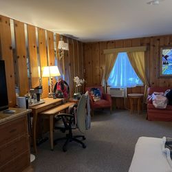 Piazza's Pine Cone Inn
