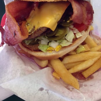 Howard's Drive Inn - Jalapeño cheese burger with bacon - American Near Me - Monahans, Texas Howard's Drive Inn - Jalapeño cheese burger with bacon - American Near Me - Monahans, Texas