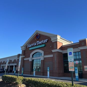 Harris Teeter - the front of the store - Grocery Near Me - Charlotte, North Carolina