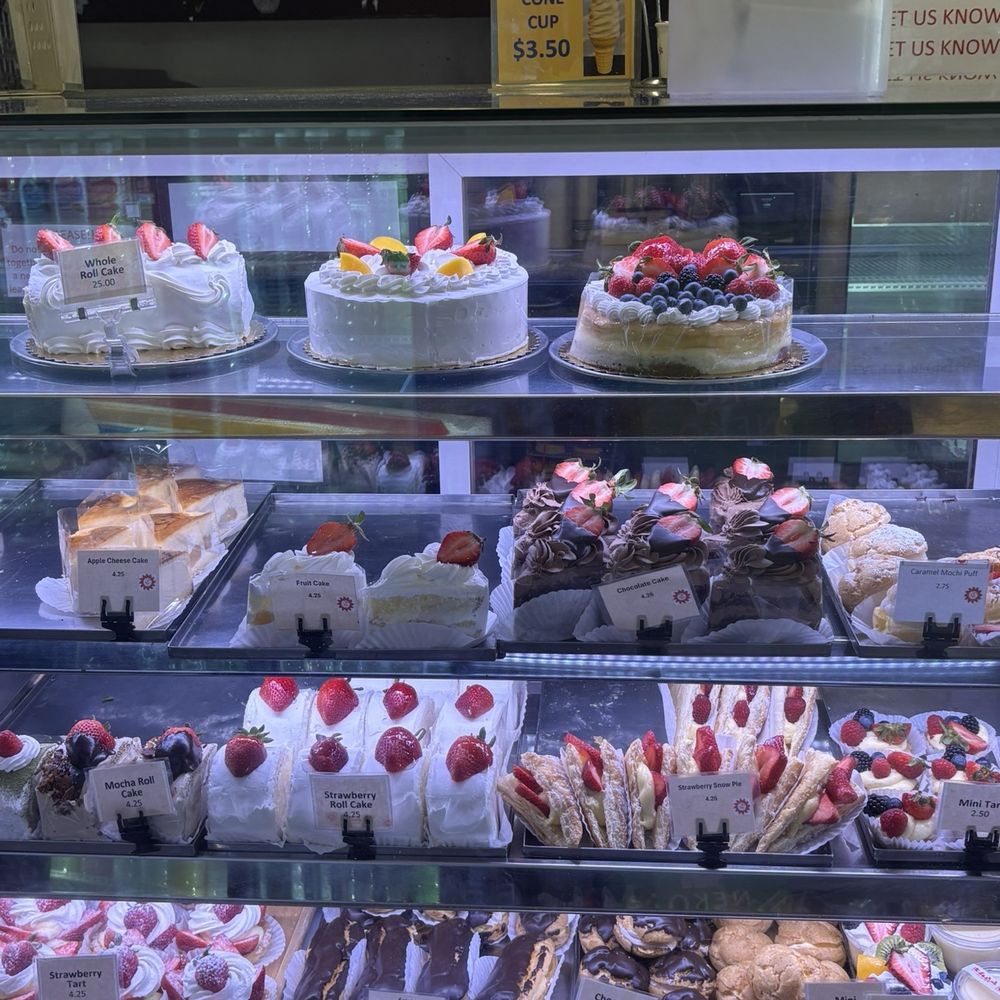 Yamazaki Bakery - Inside - lots of delicious cakes and pastries - Bakeries Near Me - Los Angeles, California Yamazaki Bakery - Inside - lots of delicious cakes and pastries - Bakeries Near Me - Los Angeles, California