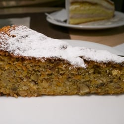Café Reiserer - Der Karottenkuchen mit Nüssen