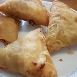 3 kinds of samosas: vegetable, chicken and beef. Looked all the same plus tasted great. 3 kinds of samosas: vegetable, chicken and beef. Looked all the same plus tasted great.