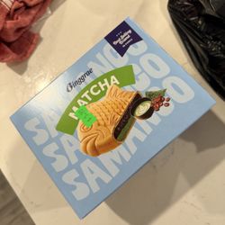 Look !! At this cool ice cream sandwich from Korea ! Yum mmm
