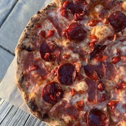 Timber Pizza - THE BENTLEY!
Tomato sauce, provolone and mozzarella blend, cured chorizo, soppressata, Peruvian sweet peppers, spicy honey