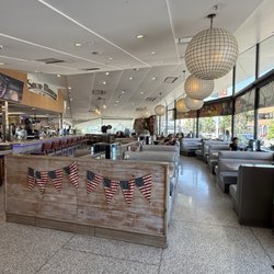 Mel's Drive-In - Wide shot of the inside of Mel's drive-in