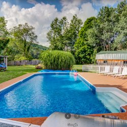 Saisons Inn - Seasonal in-ground heated pool (open Memorial Day to Labor Day).