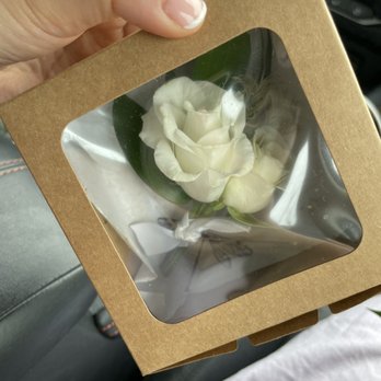 Lulu's Lei & Bouquet - Received roses for boutonnière instead of the ranunculuses they promised - Florists Near Me - Haleiwa, Hawaii