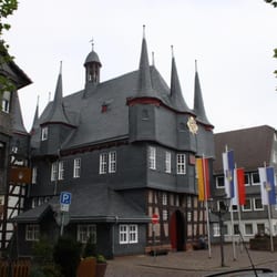 Rathaus - Häuserzeile mit Rathaus