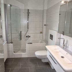 M. Schulze Sanitärtechnik - Modernisiertes Badezimmer mit einer Duschkombinationsbadewanne