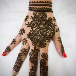 Universal Threading Salon - Henna tattoo