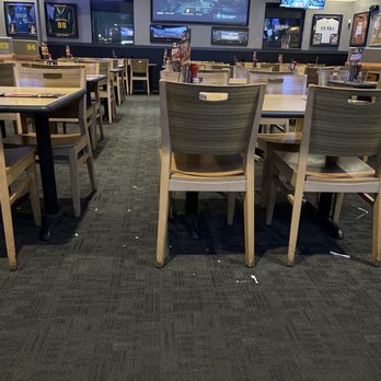 Buffalo Wild Wings - Employees standing around and dirty everywhere. - Chicken Wings Near Me - Mansfield, Texas
