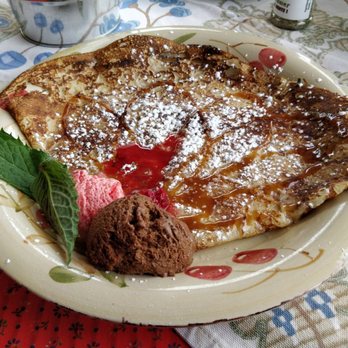 Les Mômes du Fjord - Crepe with homemade chocolate mousse, raspberry sherbet and caramel. Delicious! - Creperies Near Me - Saint-Fulgence, Quebec
