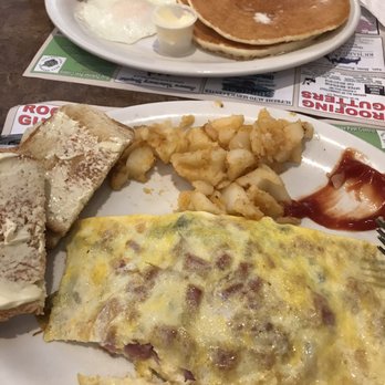Hometown Kitchen - Breakfast & Brunch Near Me - Somers, Connecticut