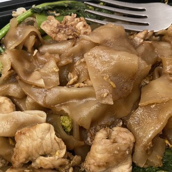 Khamdee Thai Kitchen - Pad See Ew - Thai Near Me - Massapequa Park, New York