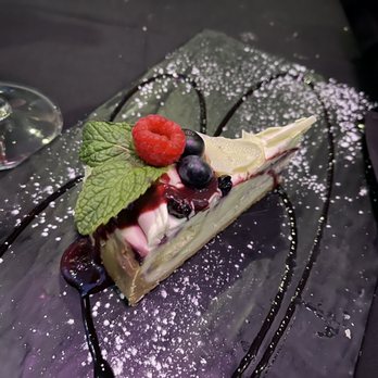 Vintage 423 - Cheese cake with blue berries and white chocolate - New American Near Me - Albuquerque, New Mexico