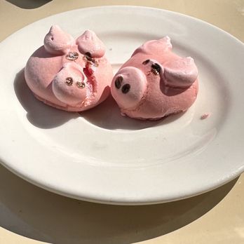 Au Pied de Cochon - Waiter gave us two little piggy meringue cookies at the end of our meal. - Seafood Near Me - Paris, 75 Au Pied de Cochon - Waiter gave us two little piggy meringue cookies at the end of our meal. - Seafood Near Me - Paris, 75