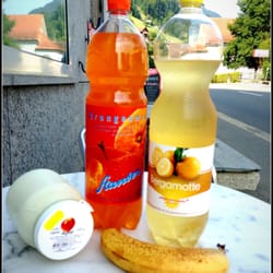 Dorfladä Lebensmittel - Stanser Orangenmost, Pilatus Bergamotte, apple yogurt, banana.