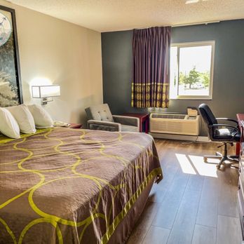 Super 8 by Wyndham Neosho - Comfortable King Bed - Hotels Near Me - Neosho, Missouri