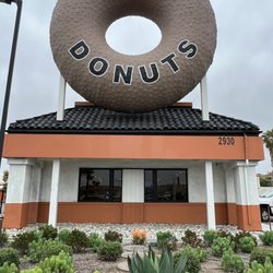 Randy's Donuts - 5.30.23 I was just watching IRON MAN 2 the other day and saw him in this donut  hole... my 1st time here at this location