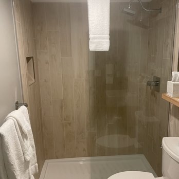 Center Harbor Inn - Shower - Hotels Near Me - Center Harbor, New Hampshire Center Harbor Inn - Shower - Hotels Near Me - Center Harbor, New Hampshire