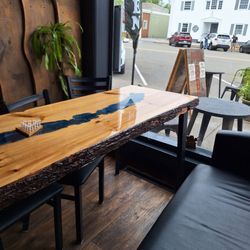 Lake BBQ - Interior front window table