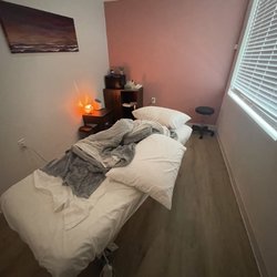 Unravel Therapeutics - Uptown - Massage room