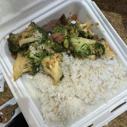Panda Beef & Broccoli Plate - is supposed to have 1 side and 2 entrees. It literally has 4 pieces of beef and all hard rice & broccoli. Panda Beef & Broccoli Plate - is supposed to have 1 side and 2 entrees. It literally has 4 pieces of beef and all hard rice & broccoli.