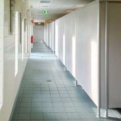 Campusbad - Sauber und zweckmäßige Gänge bei den Umkleiden