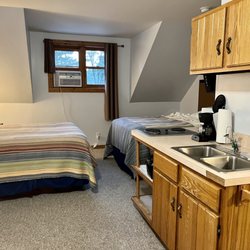 M22-Inn Empire - Queen bed, double bed, and kitchenette
