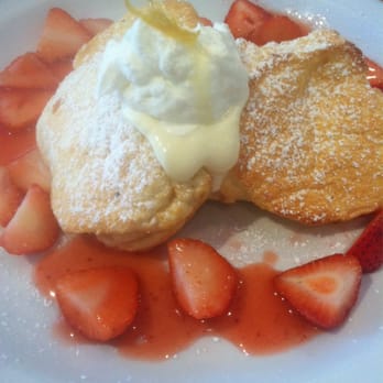 Cream Pot - Soufflé pancakes with strawberries - Breakfast & Brunch Near Me - Honolulu, Hawaii