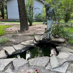 Lavender Mermaid B&B - This fountain is in the middle of all five cottages.