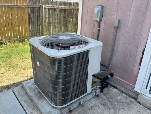 Condenser Replacement - We recently replaced a failed compressor with a new Bryant condenser, boosting energy efficiency and ensuring long-term reliability. The customer now enjoys improved performance and a 10-year peace-of-mind warranty. Quality service you can count on!