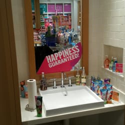 Bed Bath & Beyond - Test stuff on display.