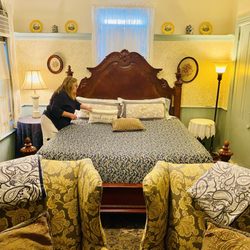 Wedgwood Inn - 3 accommodations have a King size bed at #WedgwoodInn . All others are Queen size!
