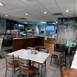 Burgers Tacos Wings & Seafood - Interior