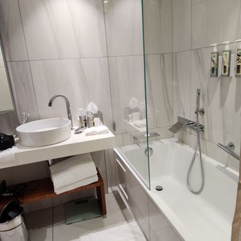 Renaissance Paris Republique Hotel - Huge bathroom - Hotels Near Me - Paris, 75