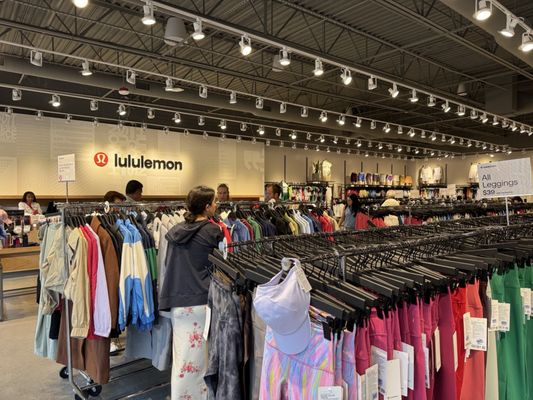 lululemon by null