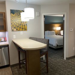 Staybridge Suites Sioux City Southeast - 2 queen 1 bedroom suite- dining table view