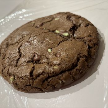 Mondo Cookie - (Chocolate Breeze)
Chocolate Cookie & chips, stuffed with chocolate mint. - Desserts Near Me Mondo Cookie - (Chocolate Breeze)
Chocolate Cookie & chips, stuffed with chocolate mint. - Desserts Near Me