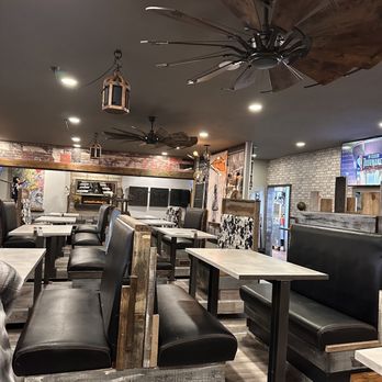 MadMacs - Dining room - New American Near Me - Newark, Delaware