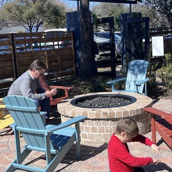 Birdie's Eastside - Outdoor fire pit and seating - Bars Near Me - Dallas, Texas Birdie's Eastside - Outdoor fire pit and seating - Bars Near Me - Dallas, Texas