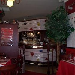Restaurant La Boucherie - Le décor blanc et rouge .Il y a même les crochets !