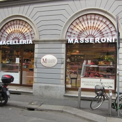 Macelleria Masseroni - Le vetrine