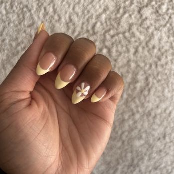 Villaggio Nail & Lashes - The flower is huge not what I asked - Nail Salons Near Me - Rancho Cucamonga, California