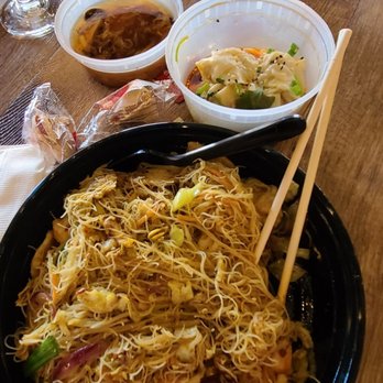 Spicy J's - Shezuan wontons and  Singapore noodles, shrimp and chicken. Comes with a hot and sour soup. Soooo good. - Szechuan Near Me - Fresno, California