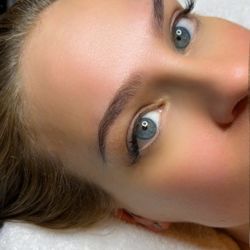 Brow tint & wax
Outter corner lash