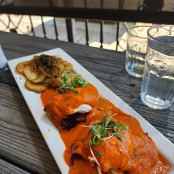 Hanna's Gourmet - Pastrami Benedict w Chipotle cream sauce #hannasgourmet #brunch #eggsbennedict