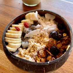 Fresco Hábito - Açaí bowl topped with banana, goji berries, dragonfruit, blueberries, coconut flakes, granola, and oats.