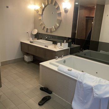 Padre Hotel - Bathroom - Hotels Near Me - Bakersfield, California Padre Hotel - Bathroom - Hotels Near Me - Bakersfield, California