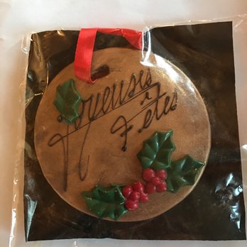 Maison Georges Larnicol - Dark chocolate "Joyeuses Fêtes" with gold color  dusting and decorations. - Chocolatiers & Shops Near Me - Paris, 75